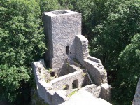/album/fotogalerie-zricenina-hradu-choustnik-hrad-dvou-panu/hrad-choustnik-mensi-vez-jpg/